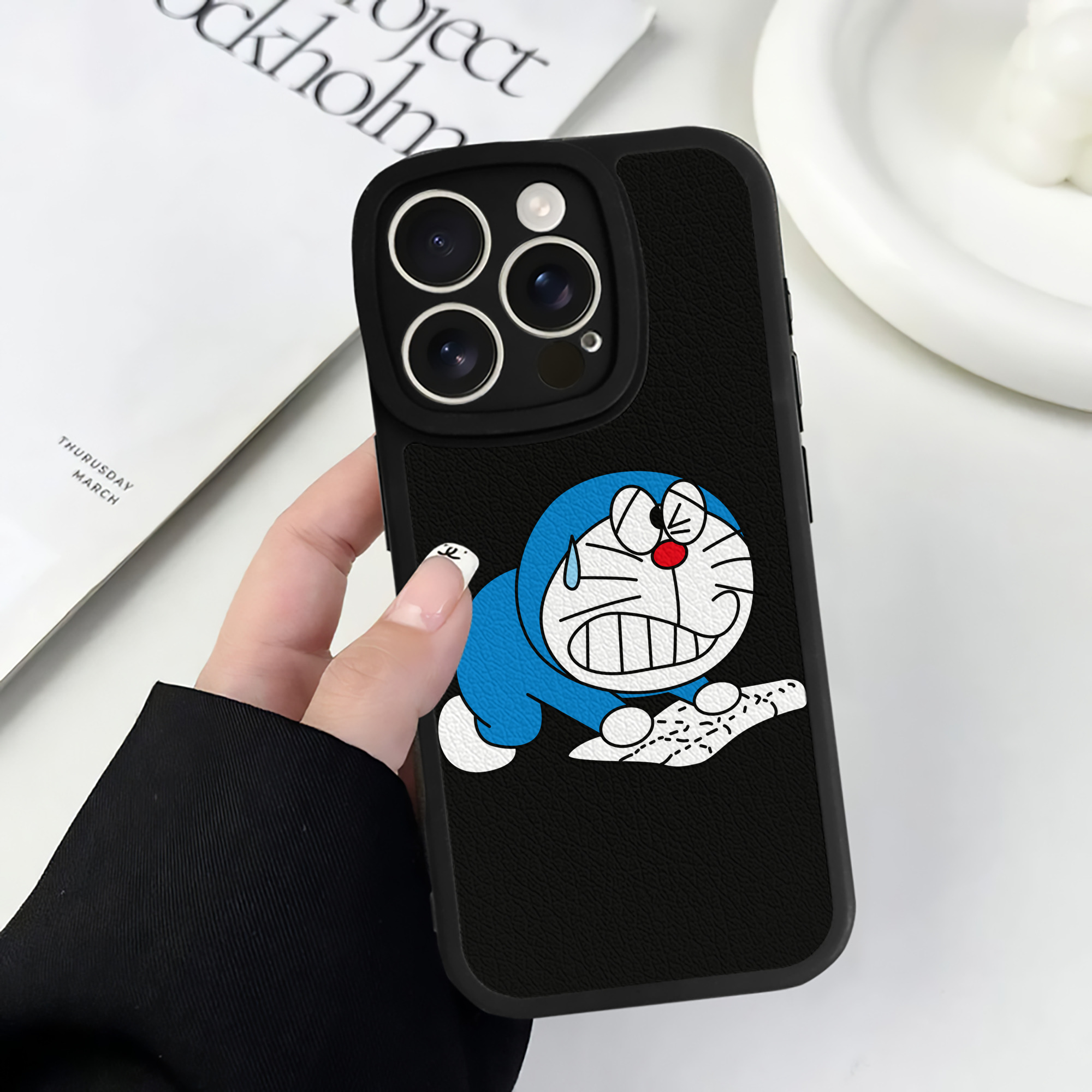 （画像用） ドラえもん Doraemon 【iPhone 16シリーズ対応】シリコンスマホケース（レザー調） 材質：シリコン